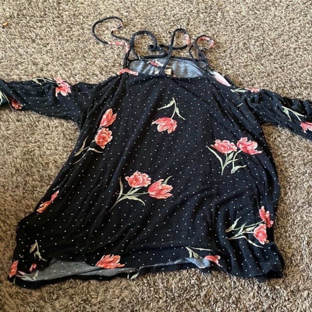 Day trip top with roses